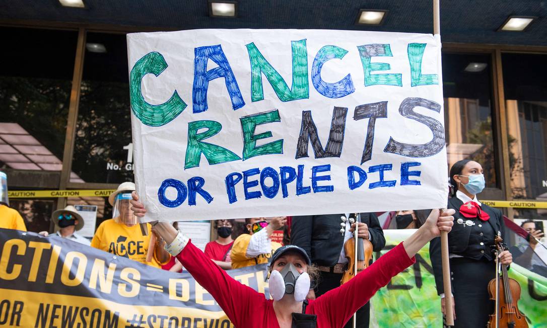 Locatários participam de protesto para cancelar aluguel e evitar despejos em frente em meio à pandemia de Covid-19 em Los Angeles, Califórnia Foto: VALERIE MACON / AFP/21-08-2021
