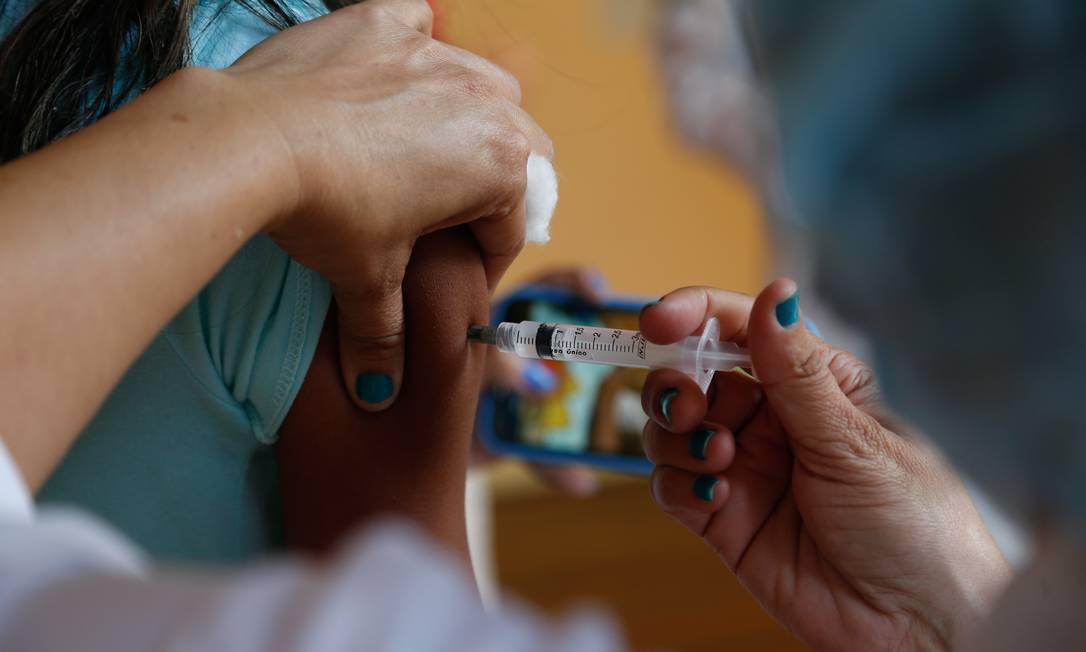 Exigência de comprovante de vacina gera polêmica Foto: Roberto Moreyra / Agência O Globo