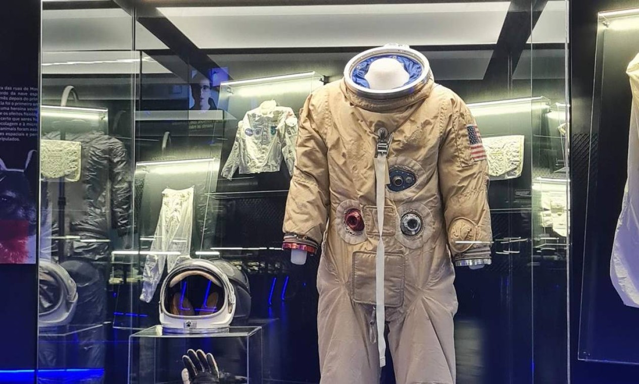 Trajes usados por astronautas fazem parte da exposição Foto: Divulgação / Space Adventure