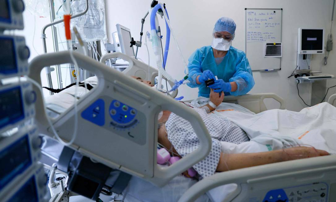 Enfermeira atende mulher infectada com Covid-19 em UTI do Hospital Delafontaine em Saint-Denis, subúrbio de Paris, França Foto: THOMAS SAMSON / AFP/29-03-2021