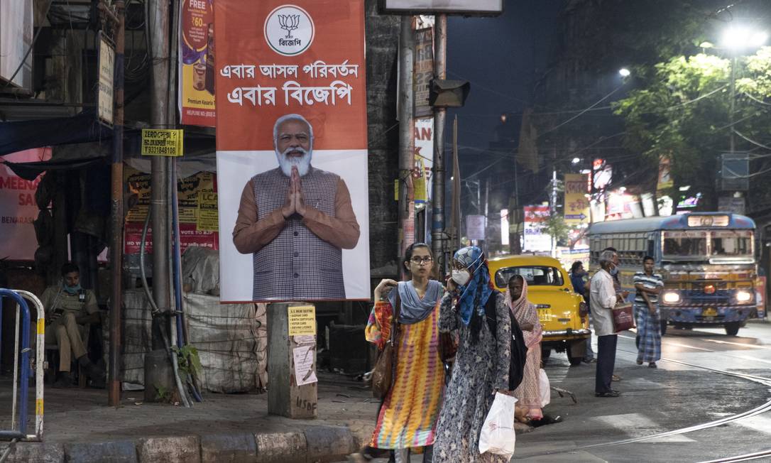 Pôster da campanha do Partido Bhartiya Janta apresentando o premier da Índia, Narendra Modi, é visto nas ruas de Calcutá, Índia Foto: SAUMYA KHANDELWAL / NYT/21-03-2021