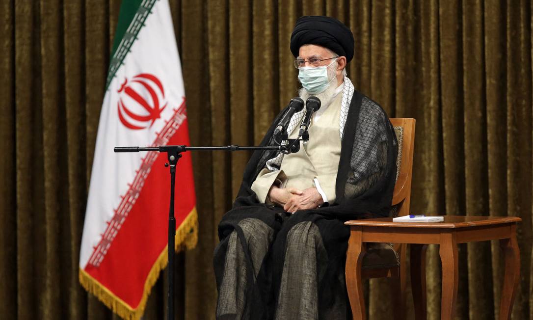 Líder supremo do Irã, aiatolá Khamenei, se reúne com o presidente Ebrahim Raisi e seu Gabinete em Teerã Foto: - / AFP