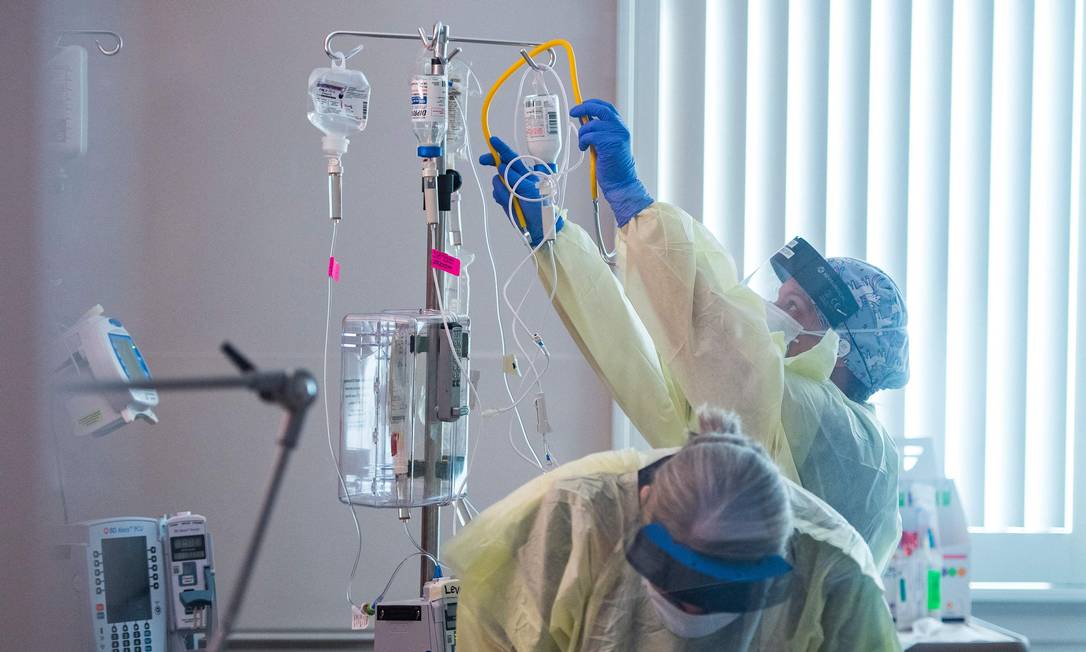 Enfermeiros cuidam de paciente de Covid em UTI em Sonora, Califórnia Foto: NIC COURY / AFP/27-08-2021