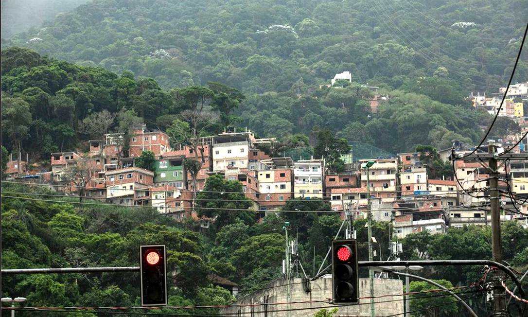 Parte da comunidade da Zona Sul carioca: moradores desesperados Foto: Brenno Carvalho / Agência O Globo