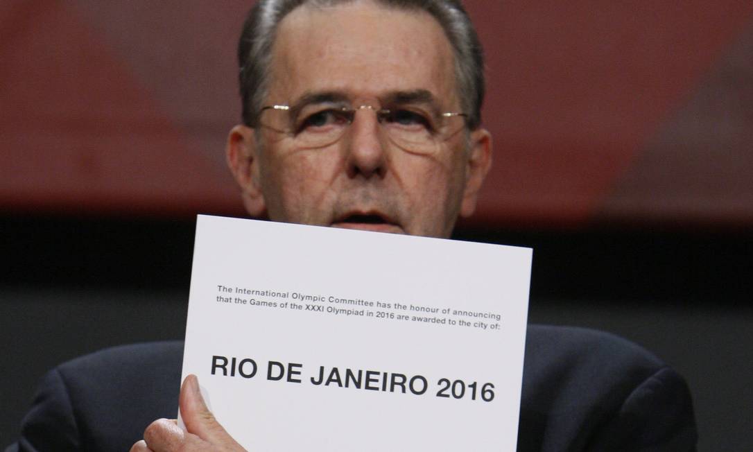 Jacques Rogge, em 2009, anunciando o Rio de Janeiro como sede para os Jogos de 2016 Foto: CHARLES DHARAPAK / AFP