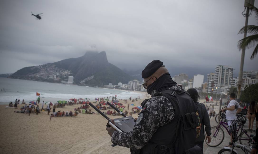 Policial militar que participa da Operação Verão acompanha as imagens transmitidas por helicóptero que sobrevoa a orla Foto: Márcia Foletto / Agência O Globo
