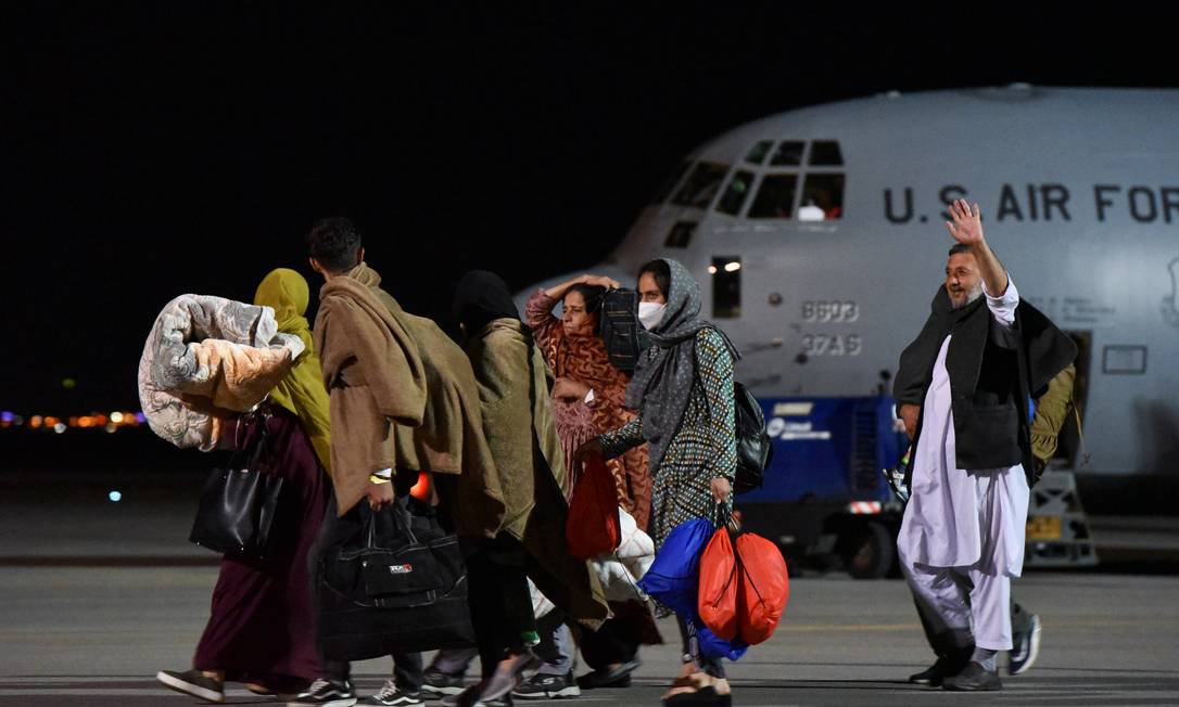 Pessoas que foram evacuadas do Afeganistão chegam ao Aeroporto Internacional de Pristina, no Kosovo Foto: LAURA HASANI / REUTERS