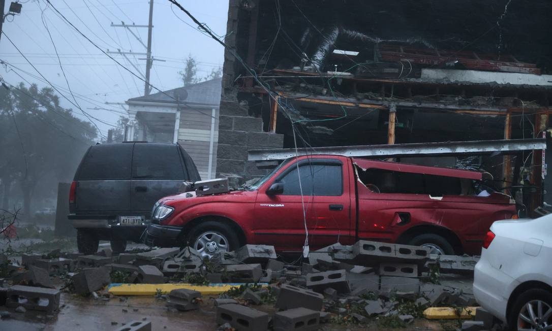 Casas e veículos foram destruídos com a passagem do furacão Ida por Nova Orleãs Foto: SCOTT OLSON / AFP