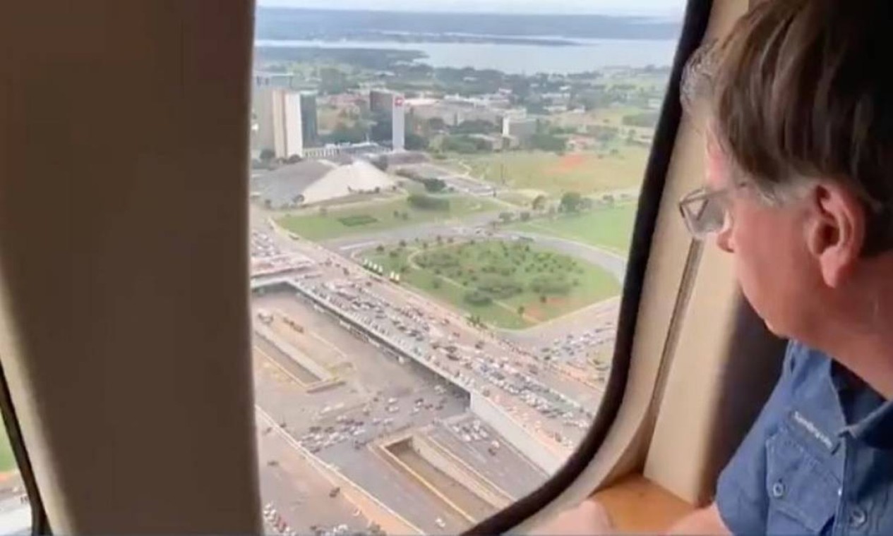 O presidente sobrevoou de helicóptero ato pró-governo em Brasília, também marcado por pedidos de intervenção militar, em maio de 2021 Foto: Agência O Globo 01/05/2021