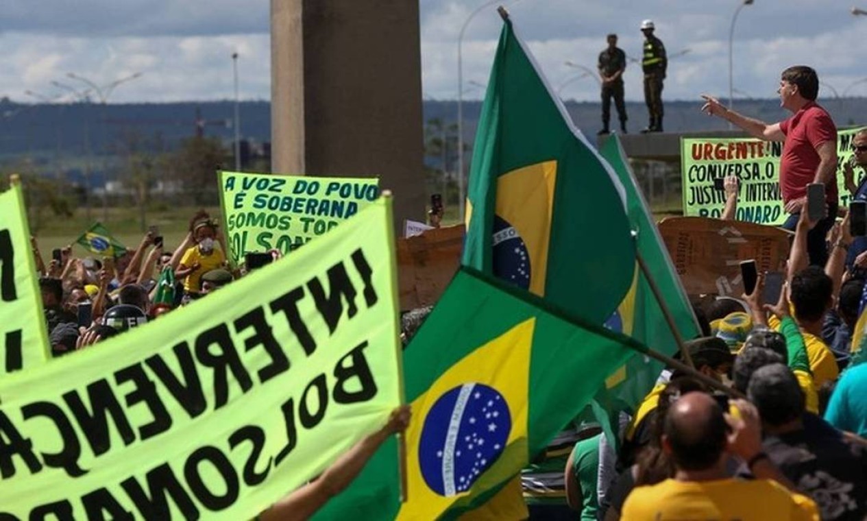 Em abril de 2020, Bolsonaro chegou a discursar em protesto na frente de um quartel do Exército em Brasília, onde manifestantes pediam intervenção militar, o fechamento do Congresso e do STF Foto: PEDRO LADEIRA 19/04/2020 / PEDRO LADEIRA