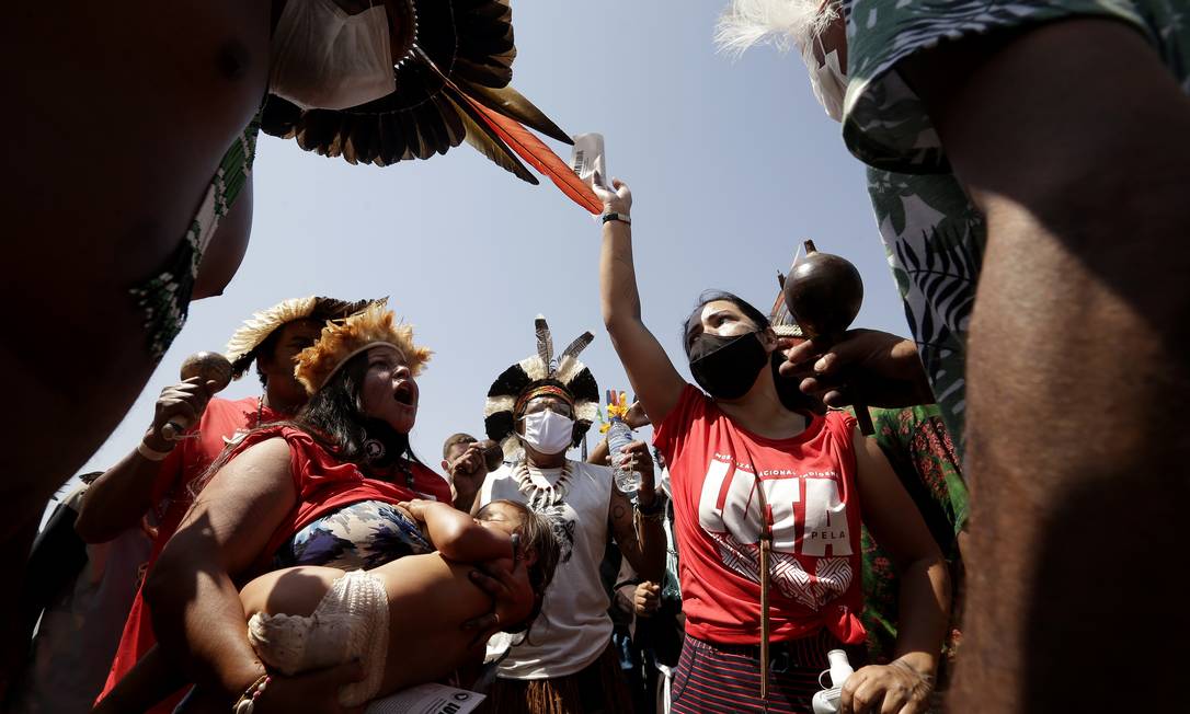 Indígenas em manifestação em frente ao Palácio do Planalto antes de julgamento no Supremo do marco temporal de demarcação de terras, em 27 de agosto Foto: Cristiano Mariz / Agência O Globo