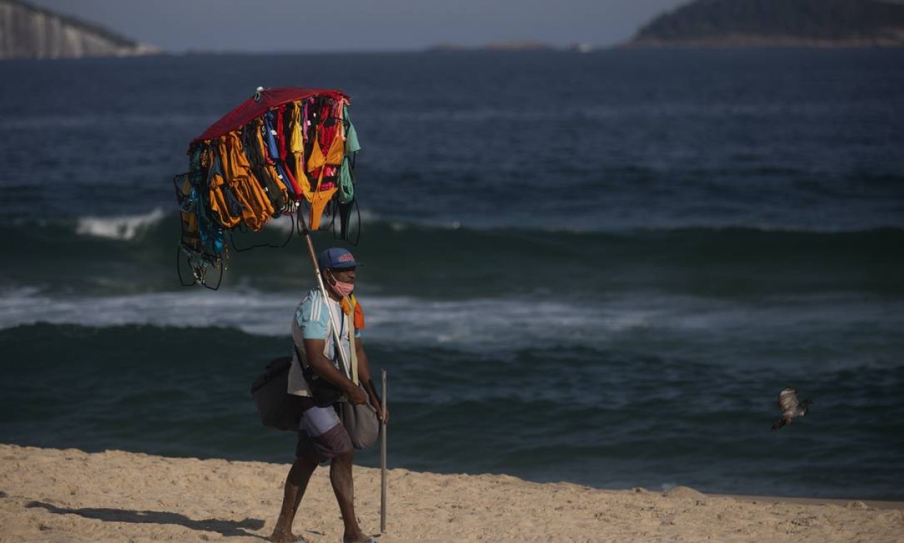 Ambulantes na Praia do Leblon. Trabalho por conta própria atinge recorde Foto: Luiza Moraes / Agência O Globo