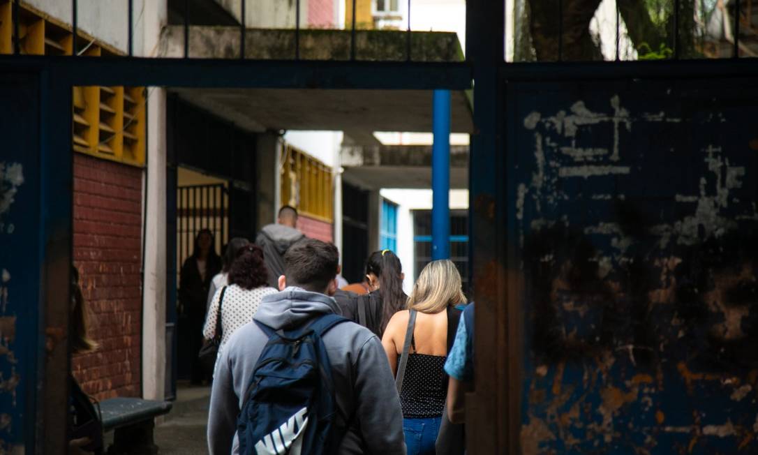 Candidatos entram em escola no Rio para realização do Encceja Foto: Brenno Carvalho em 25-8-2019 / Agência O Globo