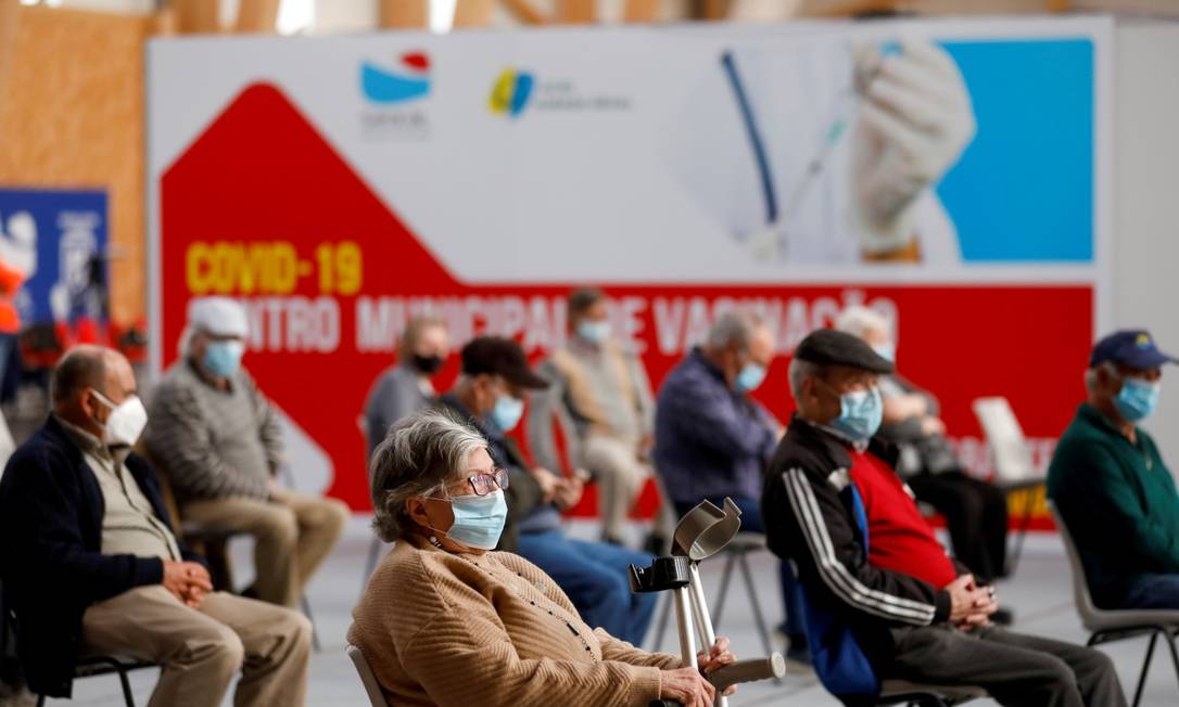 Idosos aguardam para serem vacinados em Seixal, Portugal Foto: Pedro Nunes / REUTERS/23-3-21