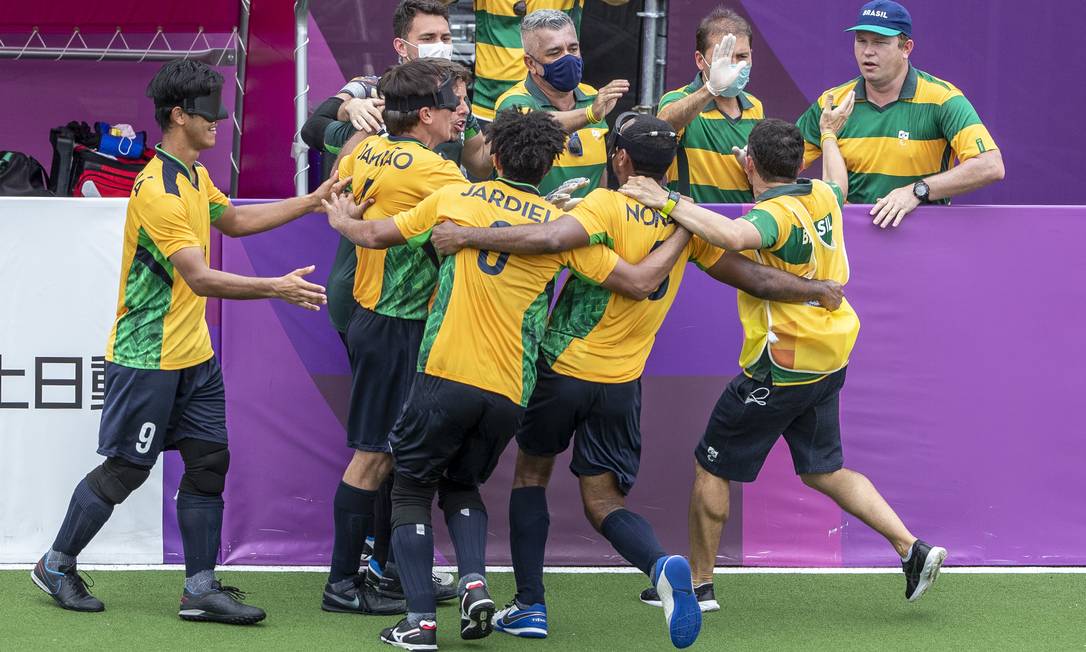 Brasileiros celebram gol sobre a França, em jogo que encerrou a fase de grupos Foto: Alê Cabral/CPB