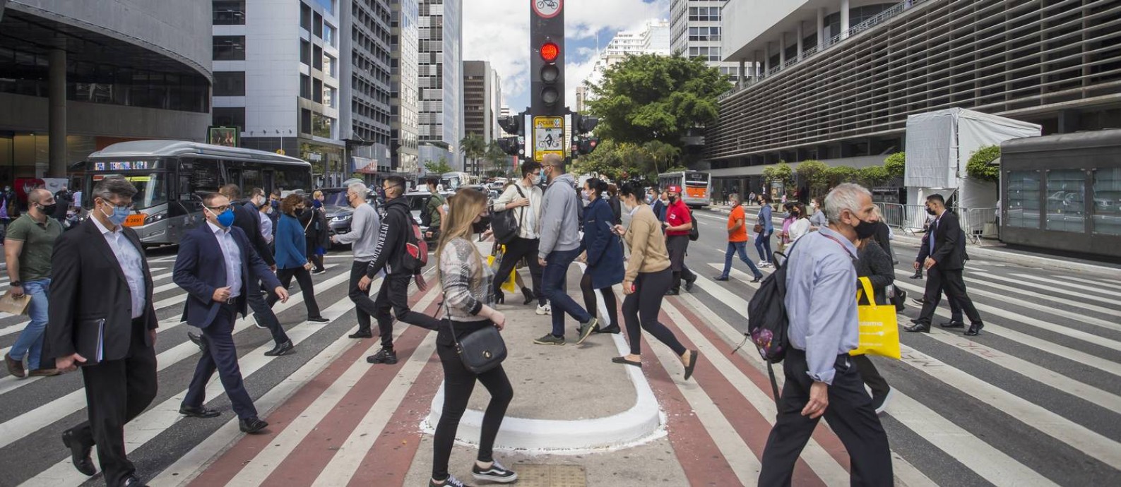 Fim das restrições em São Paulo: depois de um ano e cinco meses com medidas restritias, ruas, como a Avenida Paulista, estão movimentadas Foto: Edilson Dantas / Agência O Globo