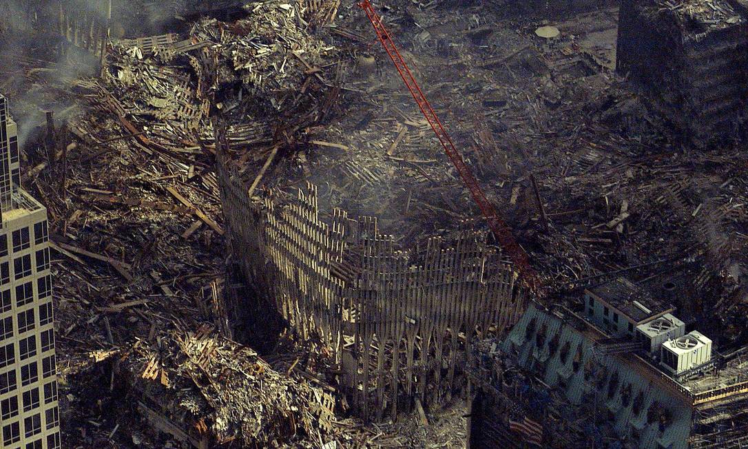 Imagem aérea mostra ruínas do World Trade Center, mais de duas semanas após os ataques Foto: Brandon Brewer/Guarda Costeira dos EUA / Reuters - 26/9/2001