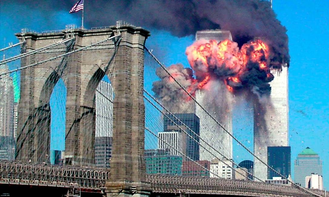 Momento em que a segunda torre do World Trade Center (WTC) é atingida por um dos quatro aviões comerciais sequestrados pelos terroristas em 11 de setembro de 2001; no primeiro plano, a ponte do Brooklyn. Dois aviões foram lançados contra as torres, um contra o Pentágono e o quarto, que ia para a Casa Branca, caiu na Pensilvânia Foto: Sara K. Schwittek / Reuters