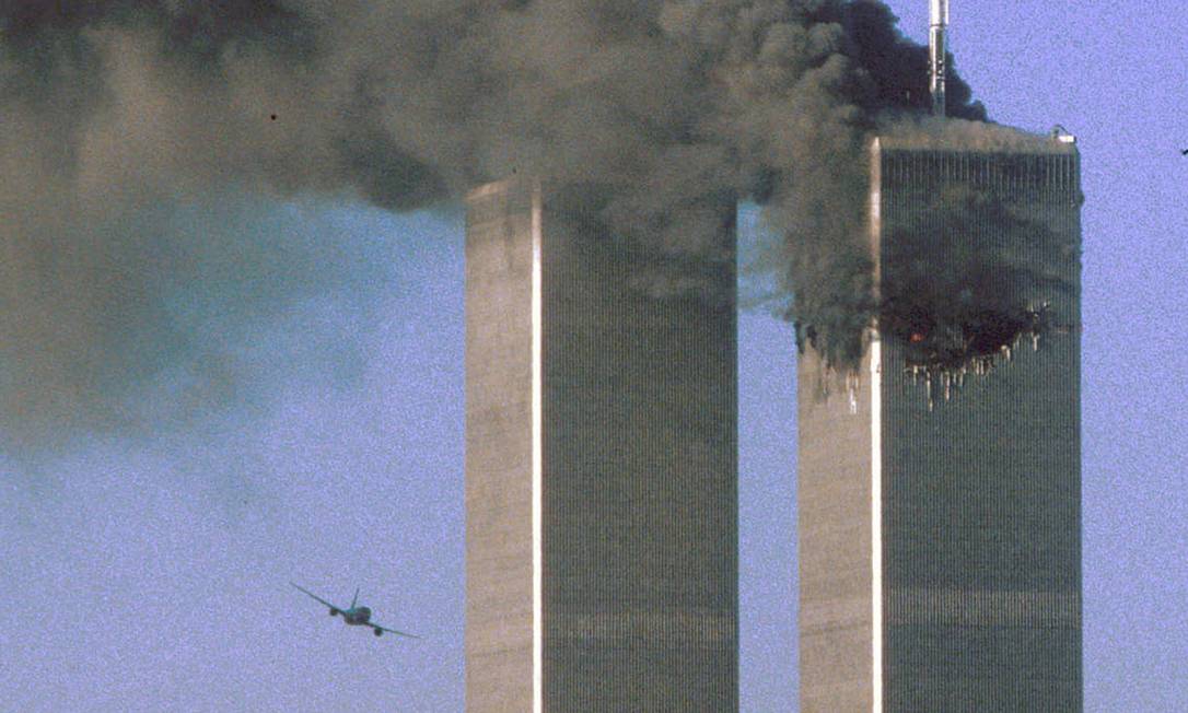 O voo 175 da United Airlines, que ia de Boston para Los Angeles, voa em direção às Torres Gêmeas do World Trade Center pouco antes de bater na torre Sul (à esquerda); ele foi o segundo avião a atingir o complexo, e havia cinco terroristas a bordo Foto: Sean Adair / Reuters