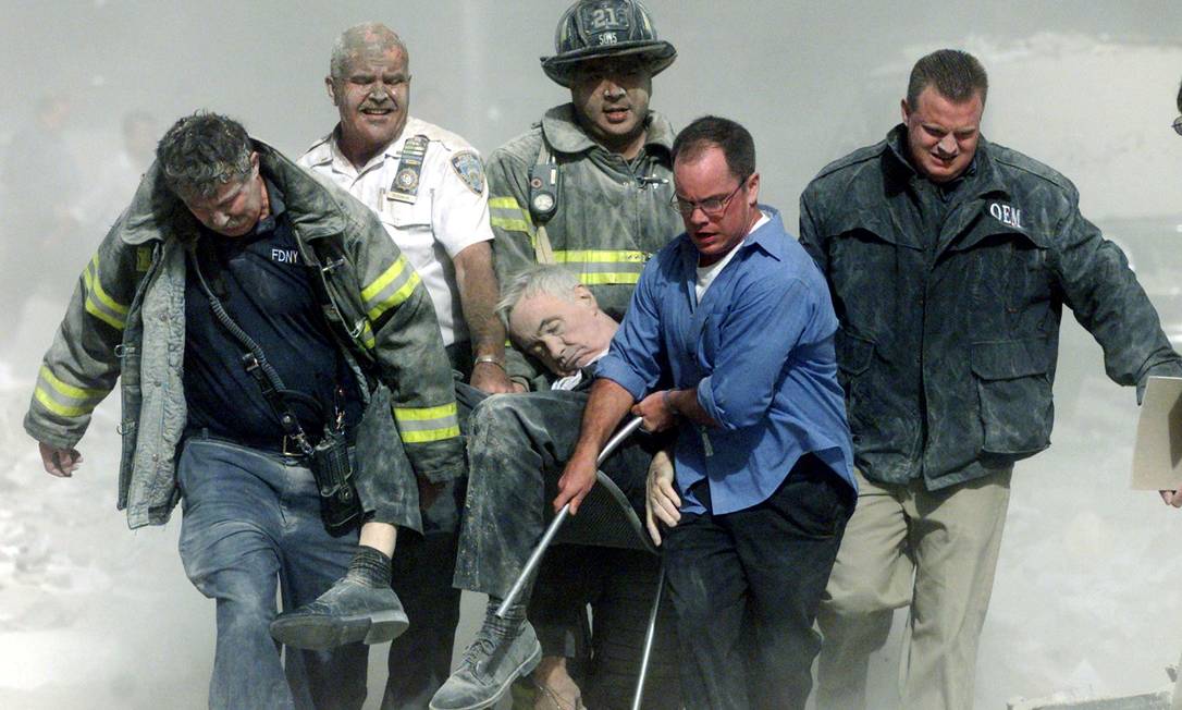 Equipes de resgate retiram o capelão mortalmente ferido do Corpo de Bombeiros de Nova York, o reverendo Mychal Judge, dos destroços do World Trade Center Foto: Shannon Stapleton / Reuters