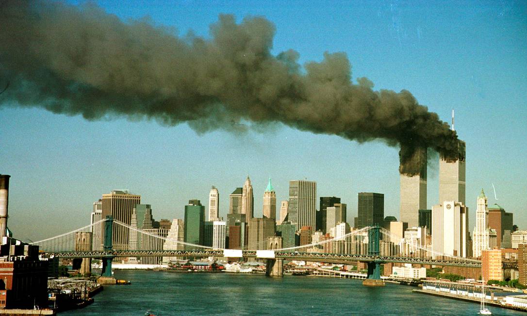 Fumaça nas torres do World Trade Center logo após o ataque; no total, 2.600 pessoas morreram nas torres, 125 no Pentágono, onde foi jogado o terceiro avião, e 265 dentro dos quatro aviões sequestrados Foto: Brad Rickerby / Reuters