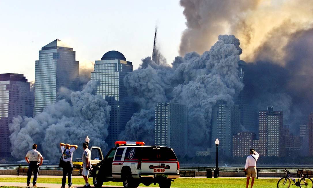 A torre restante do World Trade Center se dissolve em uma nuvem de poeira e destroços cerca de meia hora após o colapso da primeira torre gêmea, vista de Nova Jersey Foto: RAY STUBBLEBINE / Reuters