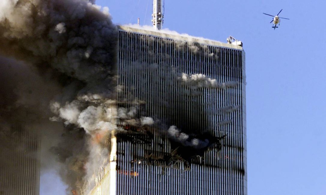 A torre Norte do World trade Center foi a primeira a ser atingida, às 8h46 da manhã de 11 de setembro de 2001. O voo 11 da American Airlines também foi sequestrado por cinco terroristas quando ia de Boston para Los Angeles Foto: Jeff Christensen / Reuters