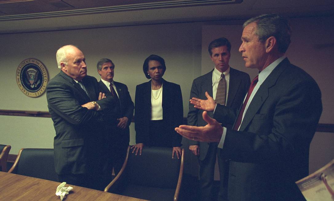 O presidente dos Estados Unidos George W. Bush (à direita) com o vice-presidente, Dick Cheney (à esquerda), e a equipe do Centro de Operações de Emergência em Washington, nas horas seguintes aos ataques Foto: Arquivo Nacional dos EUA / Reuters