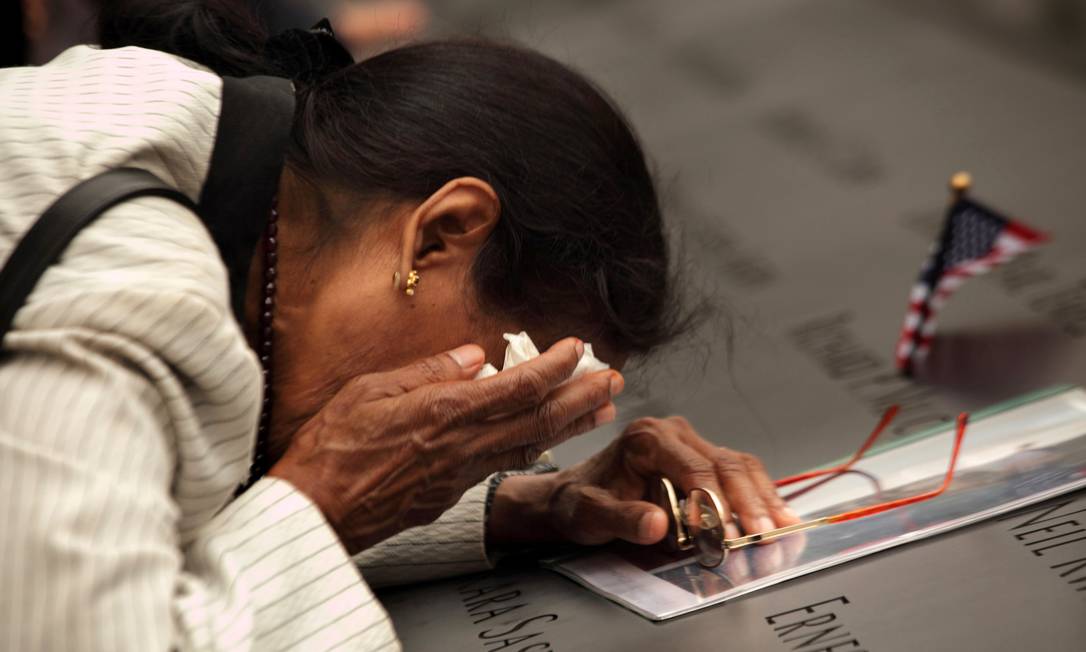 Vasantha Velamuri se emociona no memorial ao ver o nome de seu marido, Sankara Sastry Velamuri, que morreu no atentado ao World Trade Center Foto: POOL / Reuters - 11/9/2011