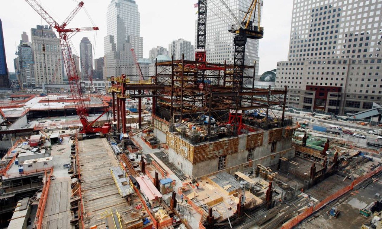 Canteiro de obras do One World Trade Center em Nova York, o prédio de 541 metros de altura e 94 andares que deu lugar às torrês gêmeas Foto: Shannon Stapleton / Reuters