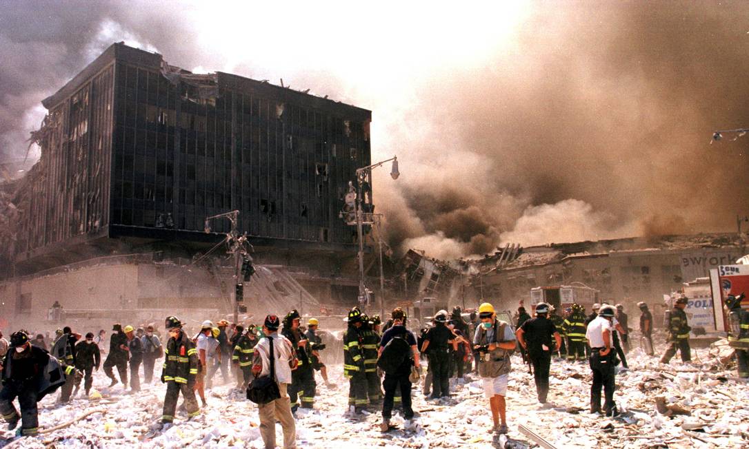 Bombeiros da cidade de Nova York lutam contra chamas em prédio vizinho depois que os edifícios do World Trade Center desabaram em Nova York Foto: STRINGER / Reuters