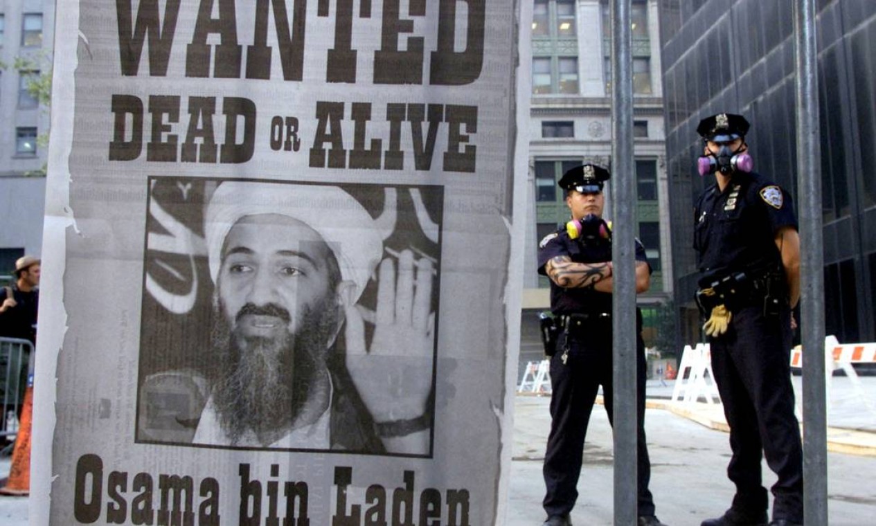 Uma semana depois de Osama bin Laden, da rede al-Qaeda, ter assumido a autoria dos atentados, pôster que pede sua captura aparece ao lado do local do ataque em Nova York. Ele se tornou o inimigo número um dos EUA até ser morto em 2011, no Paquistão Foto: Russel Boyce / Reuters - 18/9/2001