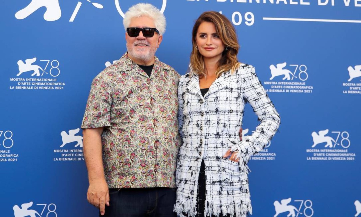Penélope Cruz e Pedro Almodóvar na estreia de 'Mães Paralelas' no Festival de Cinema de Veneza Foto: YARA NARDI / REUTERS