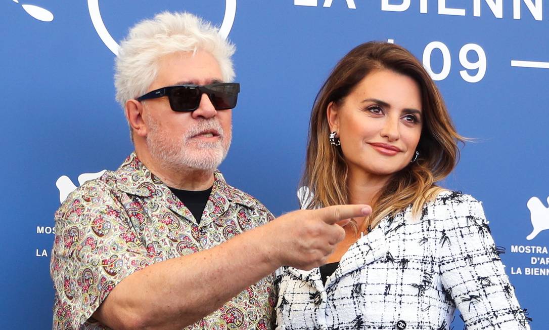 Penélope Cruz e Pedro Almodóvar na estreia de 'Mães Paralelas' no Festival de Cinema de Veneza Foto: YARA NARDI / REUTERS