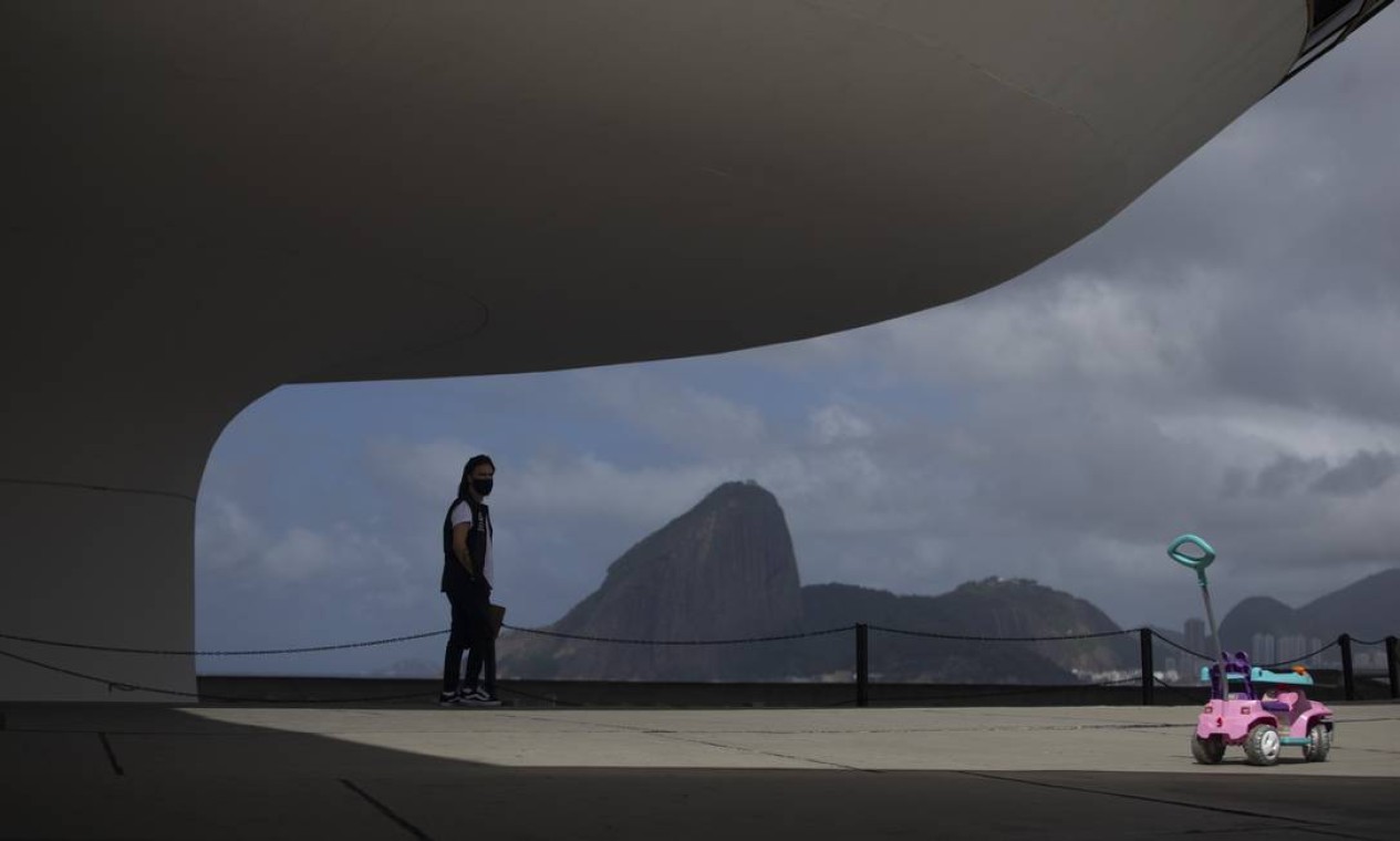 O MAC tem vista panorâmica para a Baía de Guanabara e as cidades do Rio de Janeiro e de Niterói Foto: Márcia Foletto / Agência O Globo