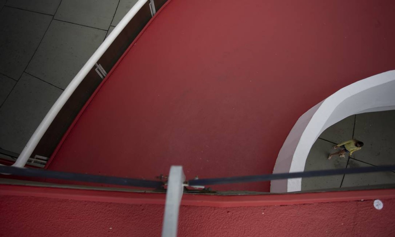 A grande rampa externa de concreto, com piso vermelho, conduz o visitante aos pavimentos superiores do Museu Foto: Márcia Foletto / Agência O Globo