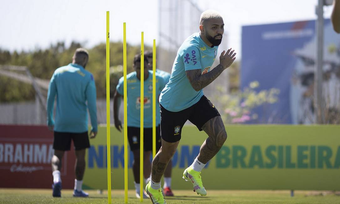 Gabigol e Matheus Cunha no último jogo. Na primeira imagem, o