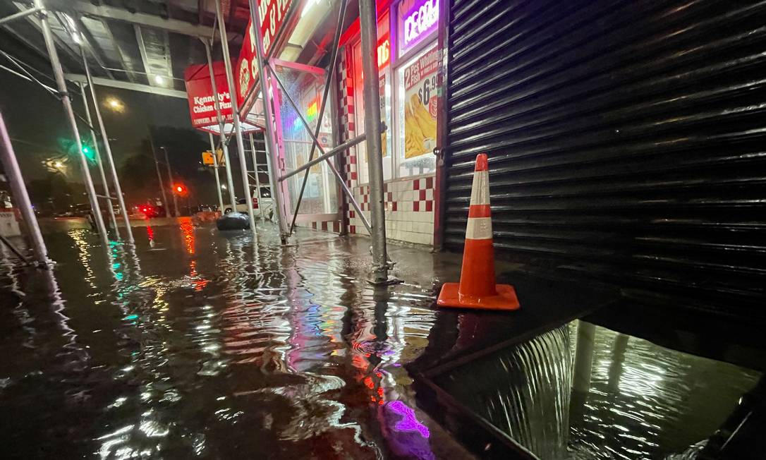 No Bronx, onde chegou a ser emitido um alerta de tornado, a tempestade provocada pelo furacão Ida deixou ruas alagadas Foto: David Dee Delgado / AFP