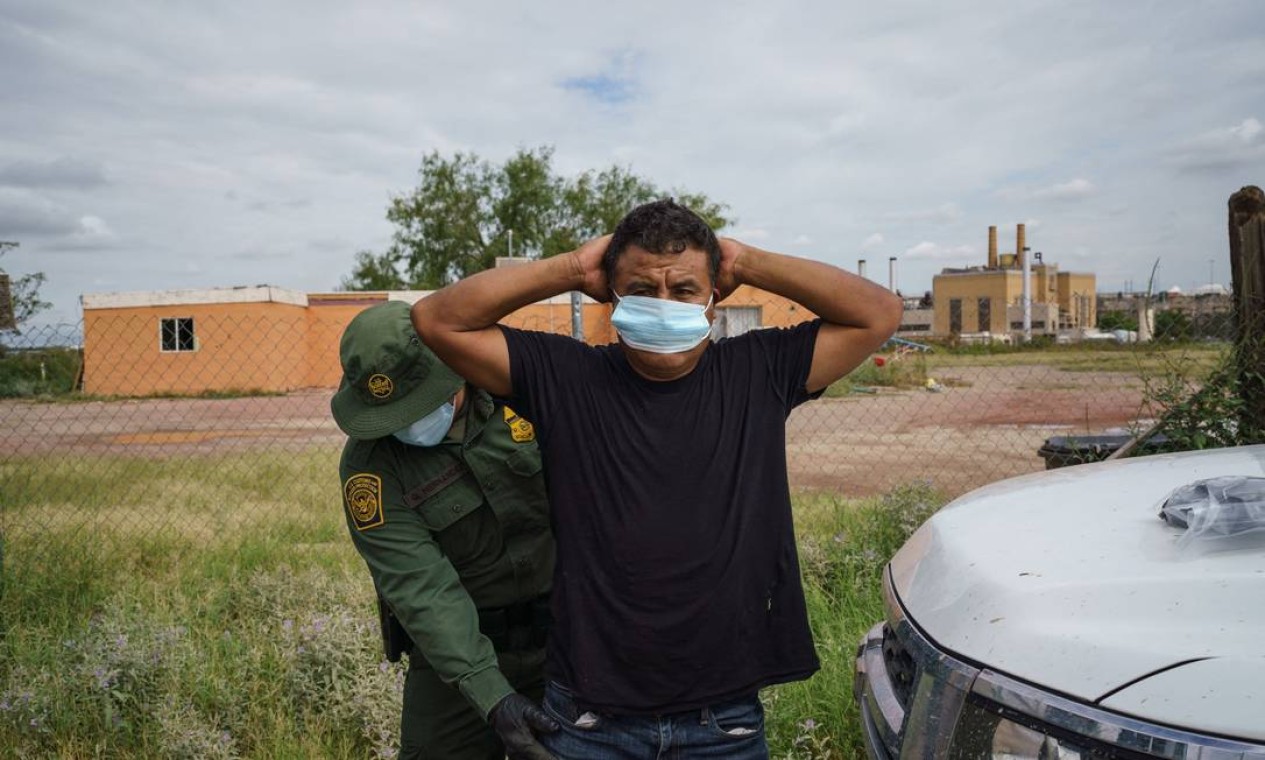 Pedro, um mexicano do estado de Oaxaca, que tentou entrar nos Estados Unidos a trabalho, é revistado por um agente da Patrulha de Fronteira dos Estados Unidos em Sunland Park, Novo México Foto: PAUL RATJE / AFP