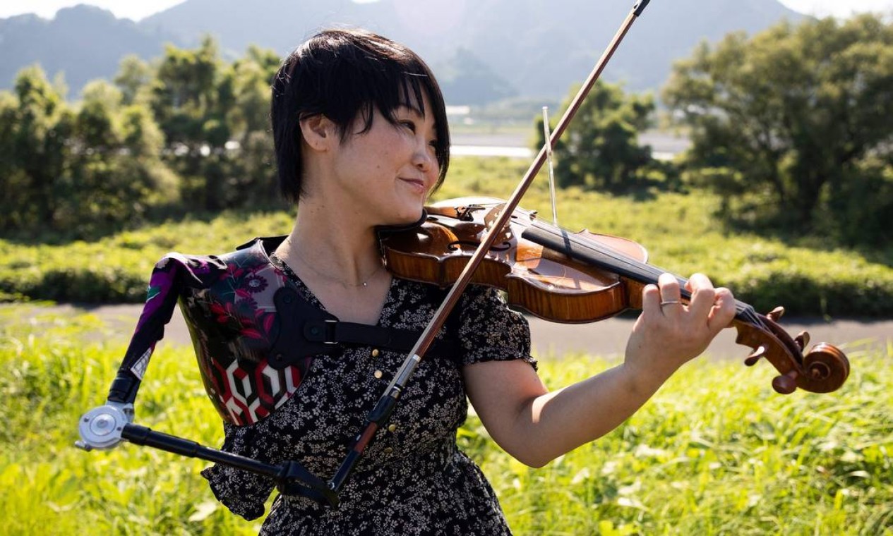 A musicista Manami Ito, que também é enfermeira e ex-nadadora paralímpica, toca violino usando prótese de braço durante uma sessão fotográfica em Shizuoka. A japonesa, que não tem a música como ofício, cativou uma nação com sua breve e espetacular performance na cerimônia de abertura das Paralimpíadas de Tóquio Foto: YUKI IWAMURA / AFP