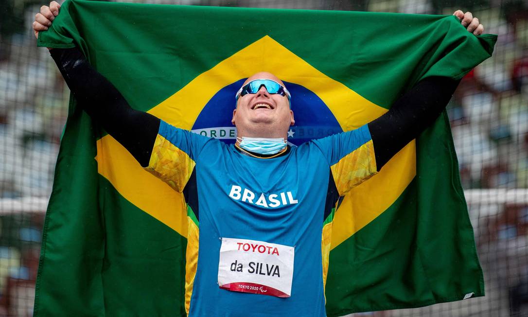 Alessandro Rodrigo da Silva comemorando após ganhar a medalha de ouro no lançamento de disco masculino (F11) Foto: JOEL MARKLUND / AFP