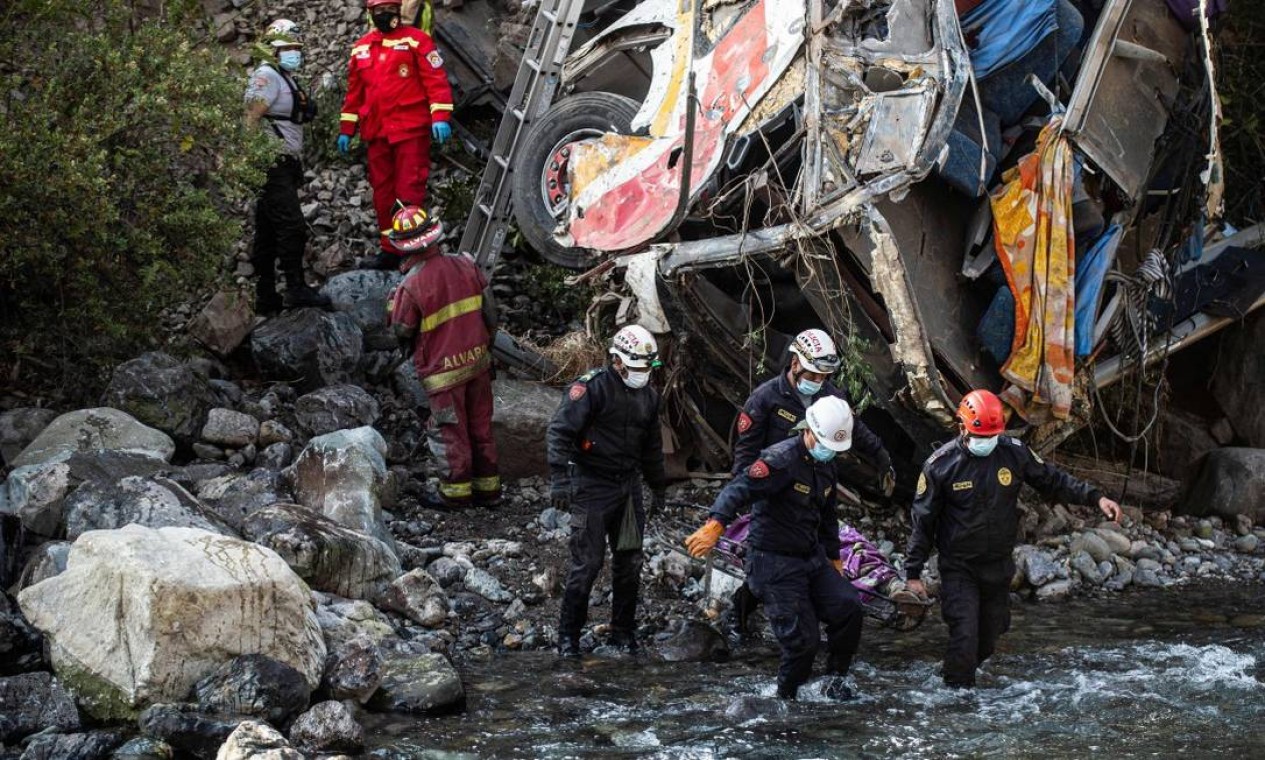 Mais de 30 pessoas morreram em acidente com ônbus no Peru Foto: ERNESTO BENAVIDES / AFP