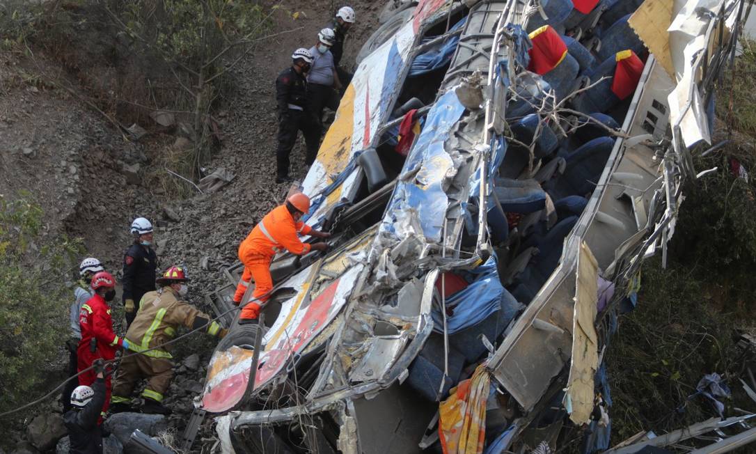 Ônibus em alta velocidade cai em desfiladeiro e deixa 34 mortos no Peru; veja  imagens - Jornal O Globo