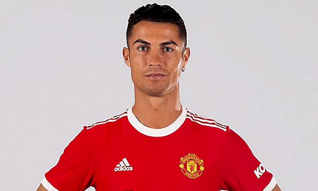 Cristiano Ronaldo posa com o uniforme do Manchester United Foto: Divulgação / Manchester United