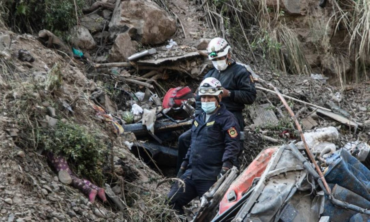 Equipes de resgate removeram mais de 60 pessoas do local do acidente Foto: ERNESTO BENAVIDES / AFP