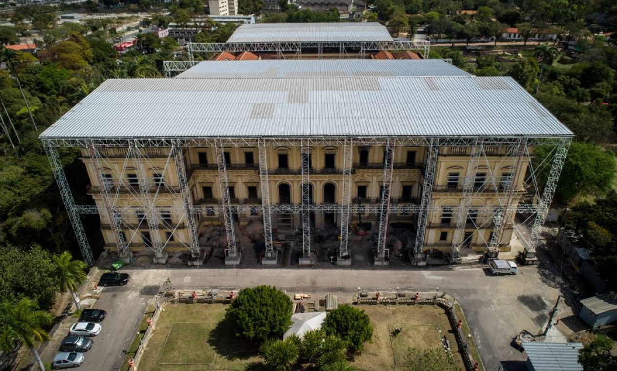 Ainda este ano, as fachadas e o telhado do bloco 1 — o maior e mais importante do palácio — começam a ser restaurados Foto: Brenno Carvalho / Agência O Globo