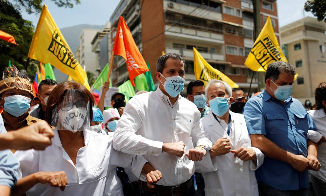Juan Guaidó (ao centro) durante protesto ao lado de funcionários de saúde, em abril deste ano Foto: LEONARDO FERNANDEZ VILORIA / Reuters