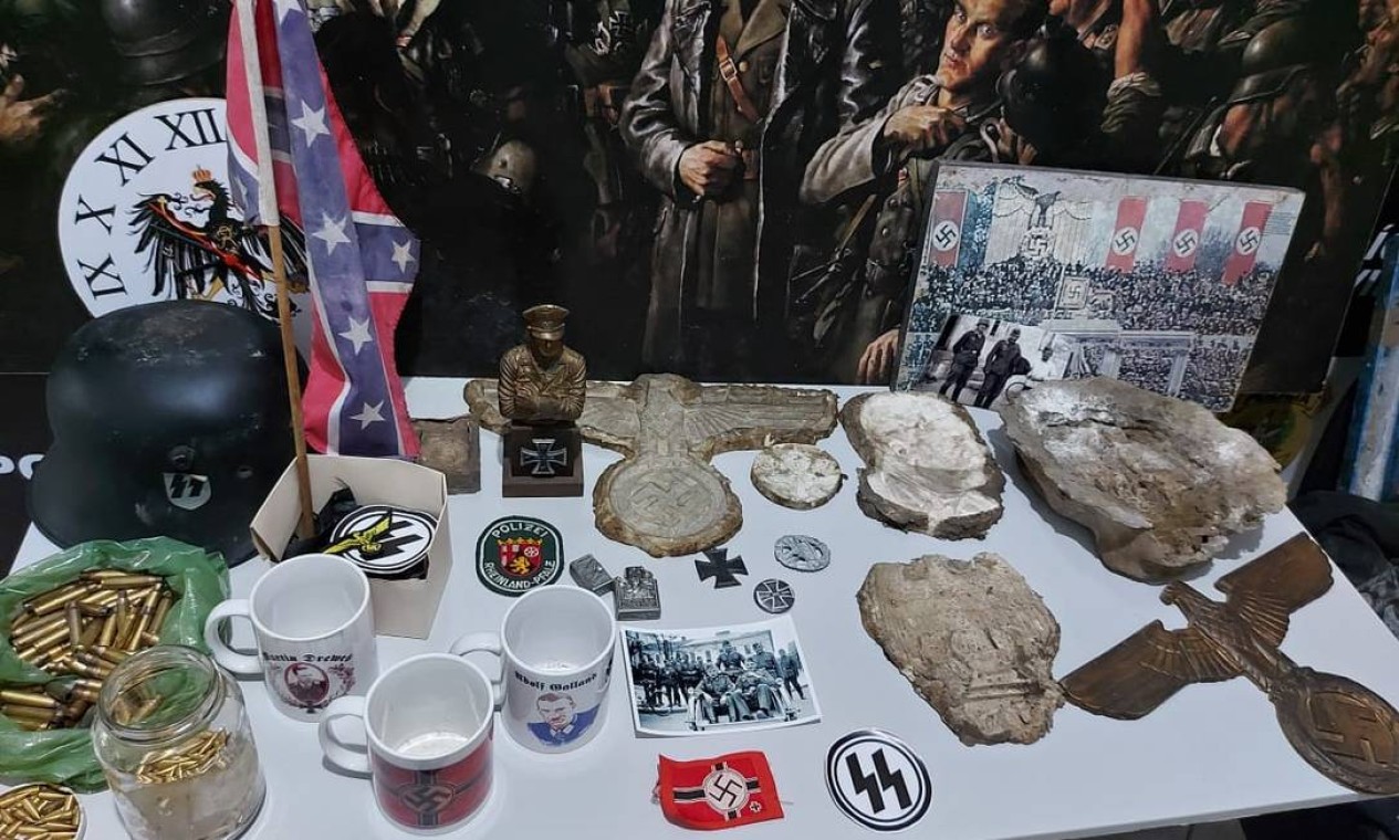Produtos nazistas apreendidos pela Polícia Civil de SC Foto: Divulgação