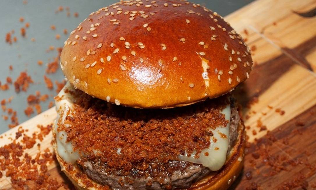 Clint boladão: atração no Ex-Touro, o hambúrguer leva a famosa farofa de bacon da casa Foto: Divulgação