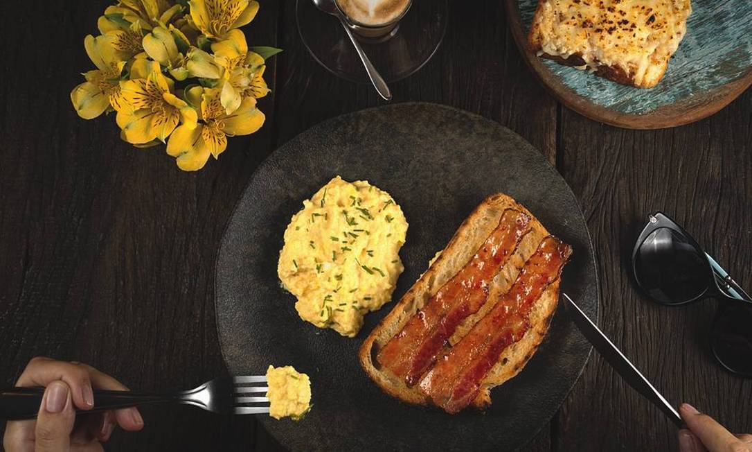 Buongiorno: café da manhã com bacon à mesa da Artesanos Bakery, no Recreio Foto: Gabriel Ávilla / Divulgação